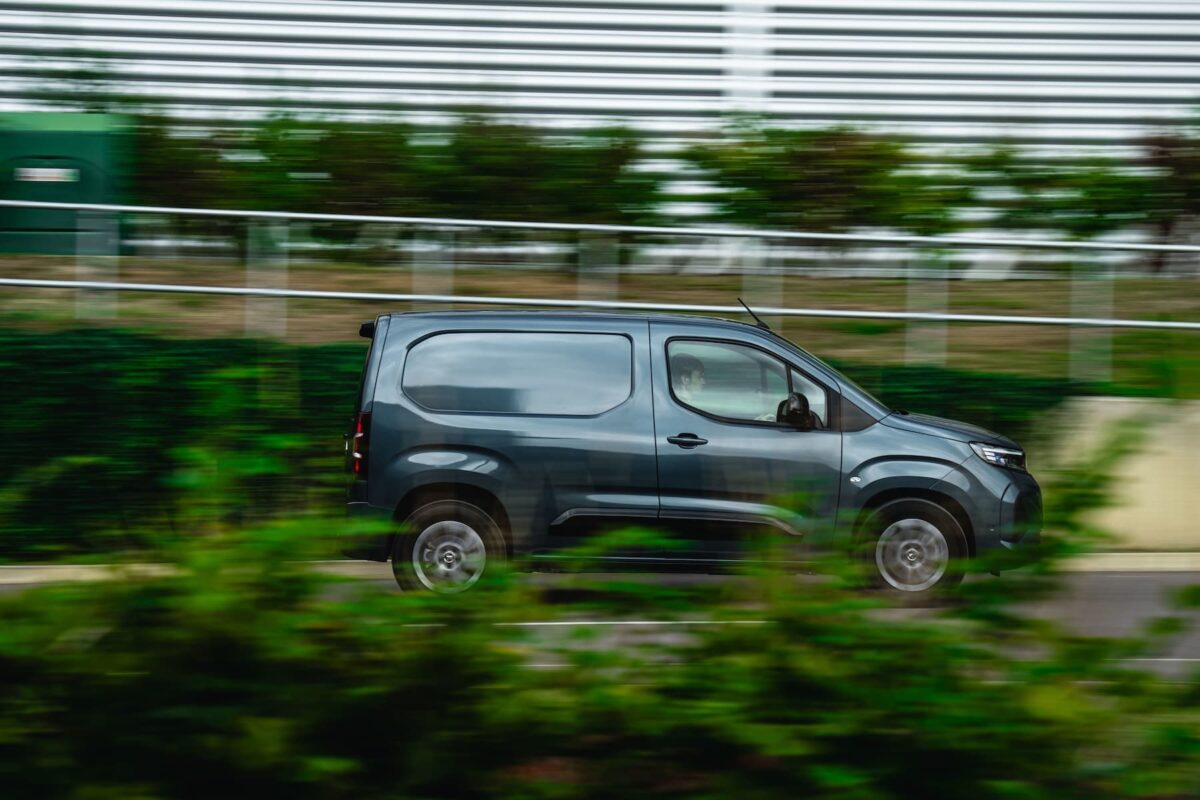 Vauxhall Combo Electric - side profile, dynamic